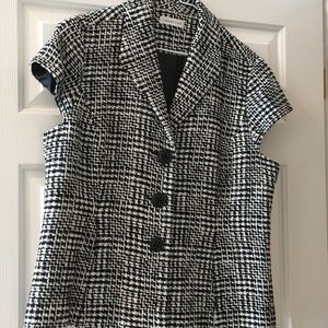 Vest with cap sleeves